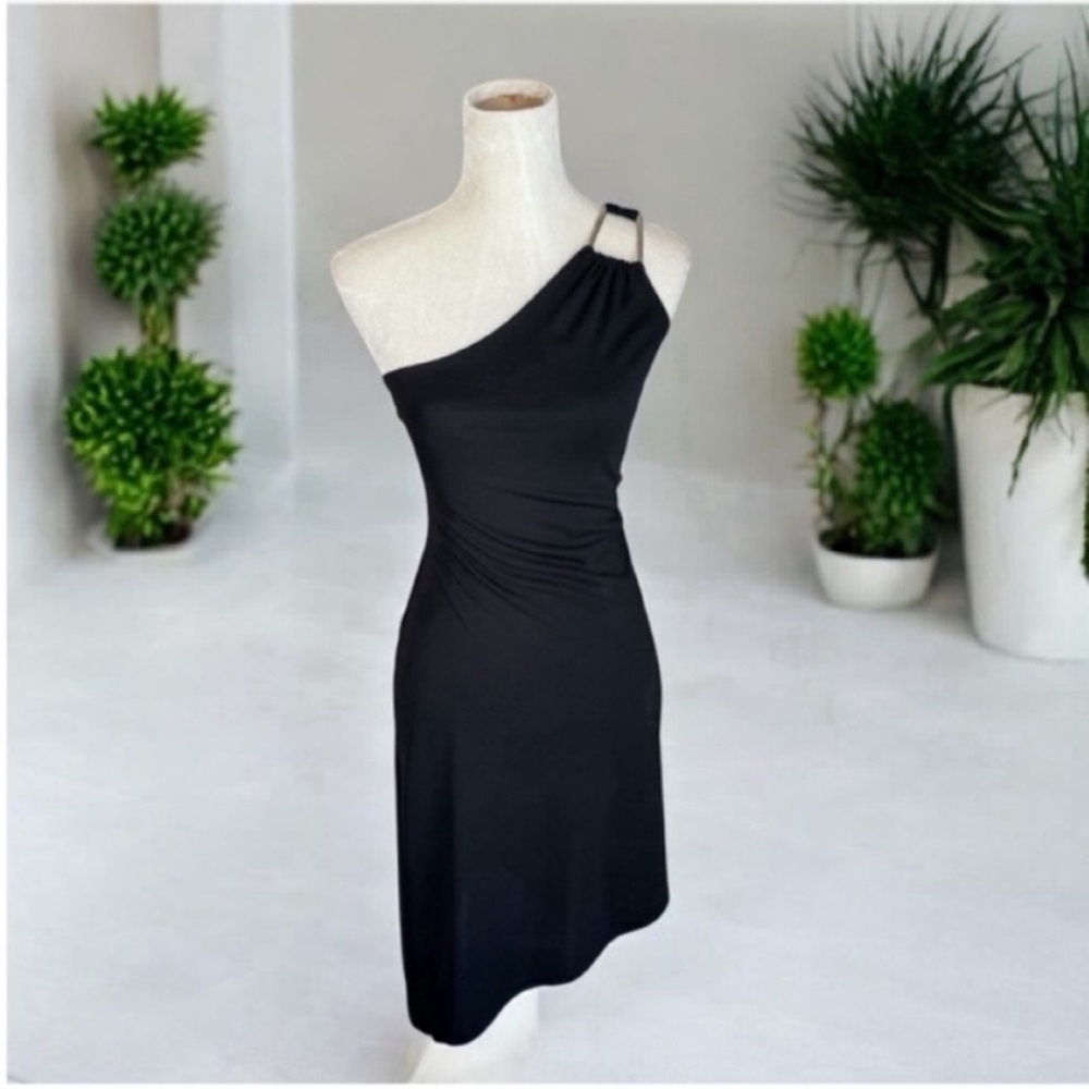 Hourglass One-Shoulder Black Dress with Ring Strap